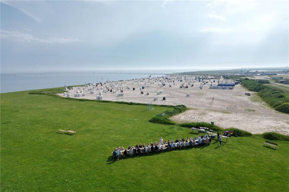 Internationales Deichfrühstück in Neuharlingersiel zum Wattenmeer-Jubiläum zieht zahlreiche Gäste anLars Penning/dpa
