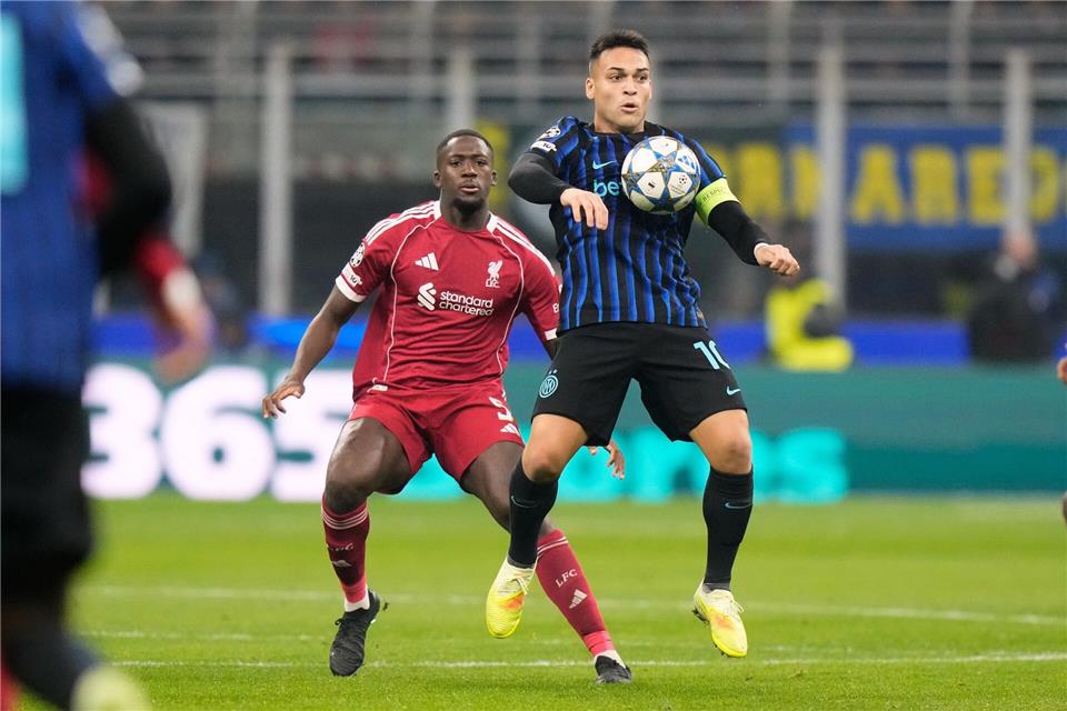 Inters Lautaro Martinez im Zweikampf mit Liverpools Ibrahima KonateLuca Bruno/AP/dpa