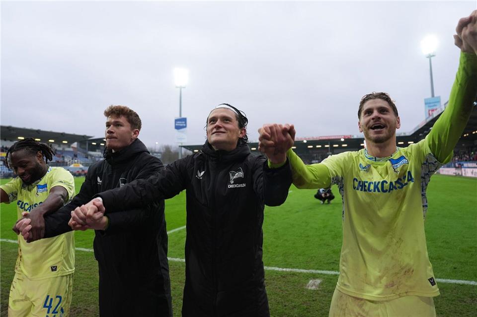 Inzwischen ein gewohntes Bild: Hertha feiert mit den Fans.Marcus Brandt/dpa