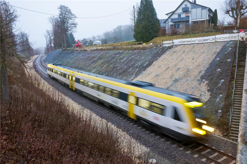 Inzwischen fahren dort wieder Züge. (Archivfoto)Thomas Warnack/dpa