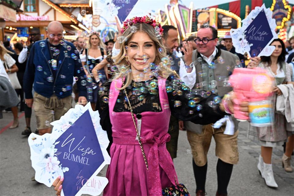 Inzwischen hat die 38-jährige Cathy Hummels eine Lizenz für die Wiesn. (Archivbild)Felix Hörhager/dpa