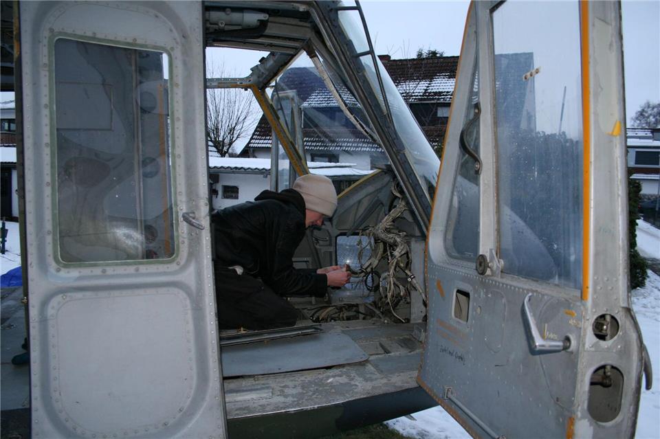 Inzwischen helfen auch einige Schüler mit, den Hubschrauber zu restaurieren.Kai Morschlatt/dpa