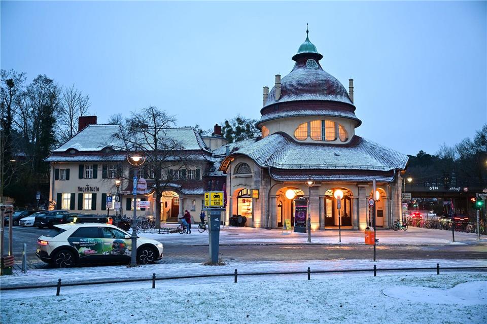 Inzwischen sind Geschäfte am Mexikoplatz und das Gebäude des S-Bahnhofs wieder erleuchtet.     Sebastian Gollnow/dpa