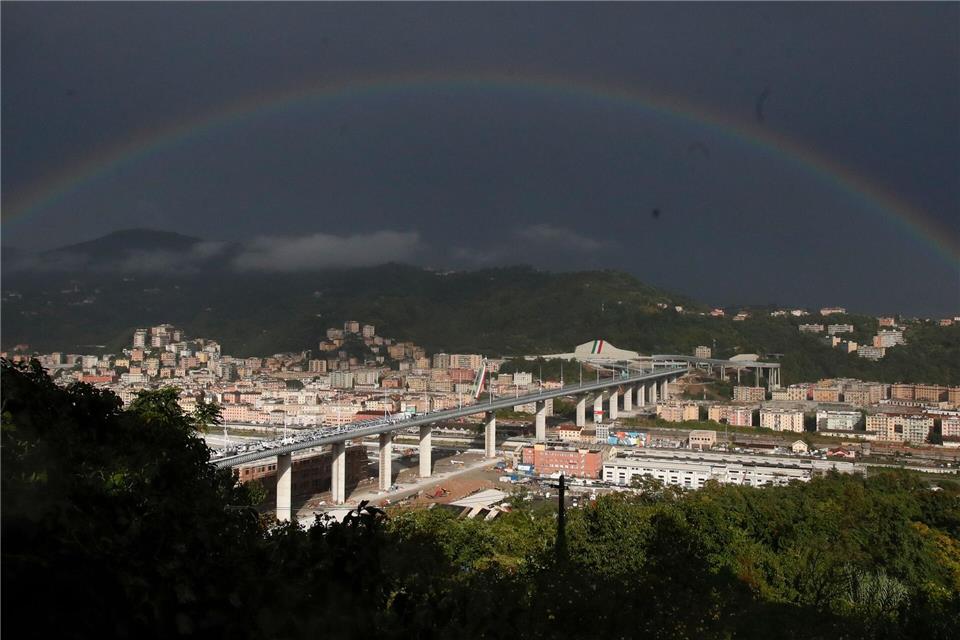 Inzwischen steht an der alten Stelle eine neue Brücke. (Archivbild)Antonio Calanni/AP/dpa