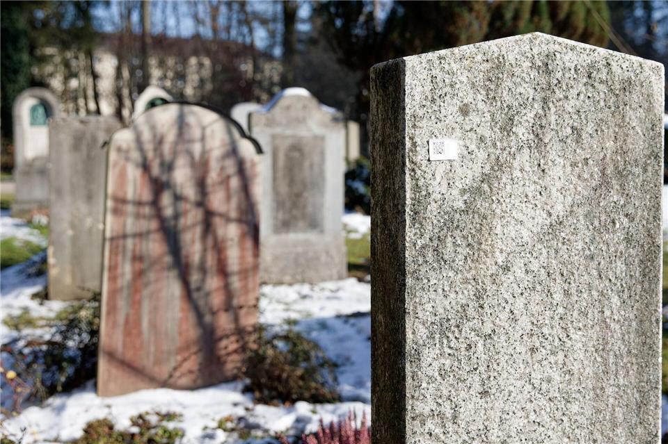 Inzwischen steht fest, wer die Sticker angebracht hat. Tizian Gerbing/dpa