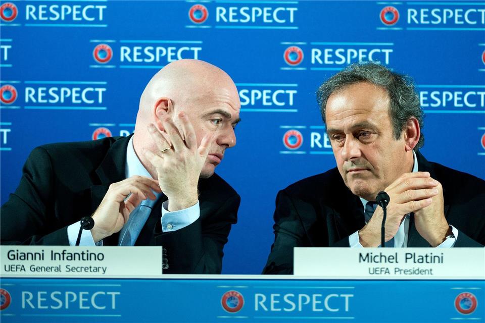 Inzwischen ziemlich beste Feinde: Michel Platini (r) und Gianni Infantino. (Archivbild)picture alliance / dpa