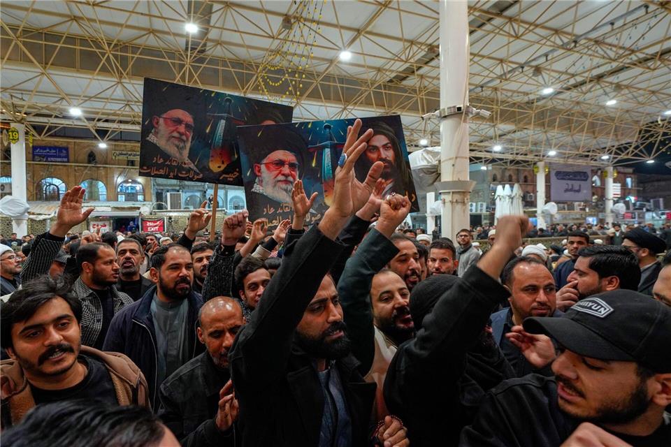 Irakische Schiiten halten Bilder des iranischen Obersten Führers Chamenei.Anmar Khalil/AP/dpa
