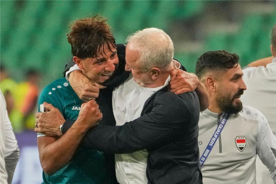 Iraks Trainer Graham Arnold (r). (Archivbild)Hadi Mizban/AP/dpa