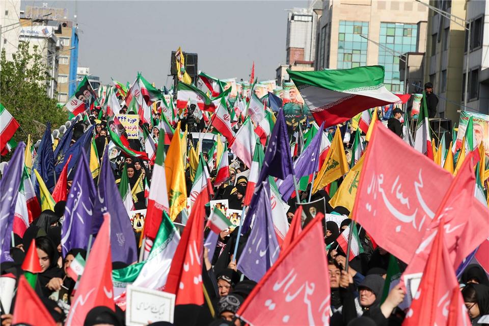 Iranische Frauen nehmen in Teheran an einer Kundgebung unter dem Motto „Geopferte Mädchen“ teil, um den während des Krieges getöteten Frauen zu gedenken.Stringer/dpa