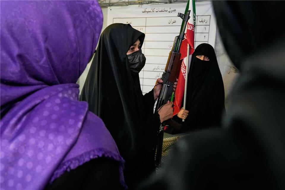 Iranische Frauen unter Waffen - und schulen andere an Kalaschnikows.Vahid Salemi/AP/dpa