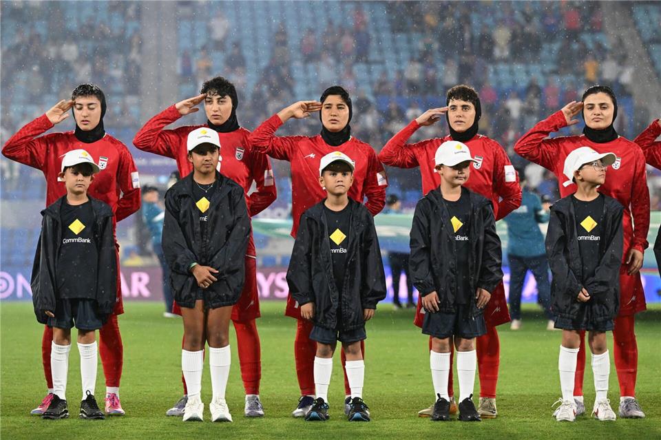 Iranische Spielerinnen salutieren beim dritten Gruppenspiel während der Nationalhymne.Dave Hunt/AAP/dpa