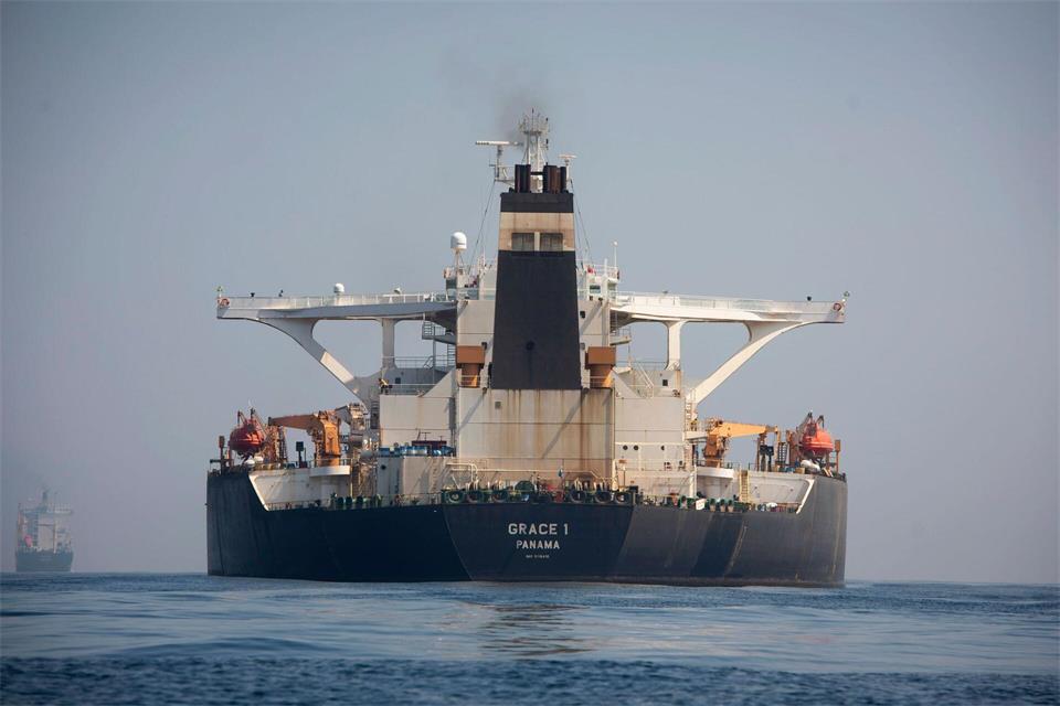 Iranischen Angaben zufolge ist ein Supertanker in der Straße von Hormus auf eine Seemine aufgefahren. (Symbolbild)Marcos Moreno/AP/dpa