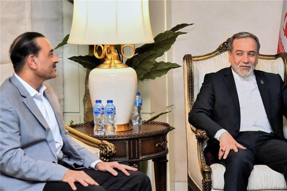 Irans Außenminister Araghtschi spricht mit den pakistanischen Vermittlern.-/Pakistan Ministry of Foreign Affairs/dpa