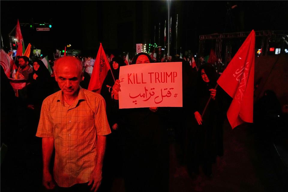 Irans Führung fordert Vergeltung für die Tötung des obersten Führers Ajatollah Ali Chamenei.Vahid Salemi/AP/dpa