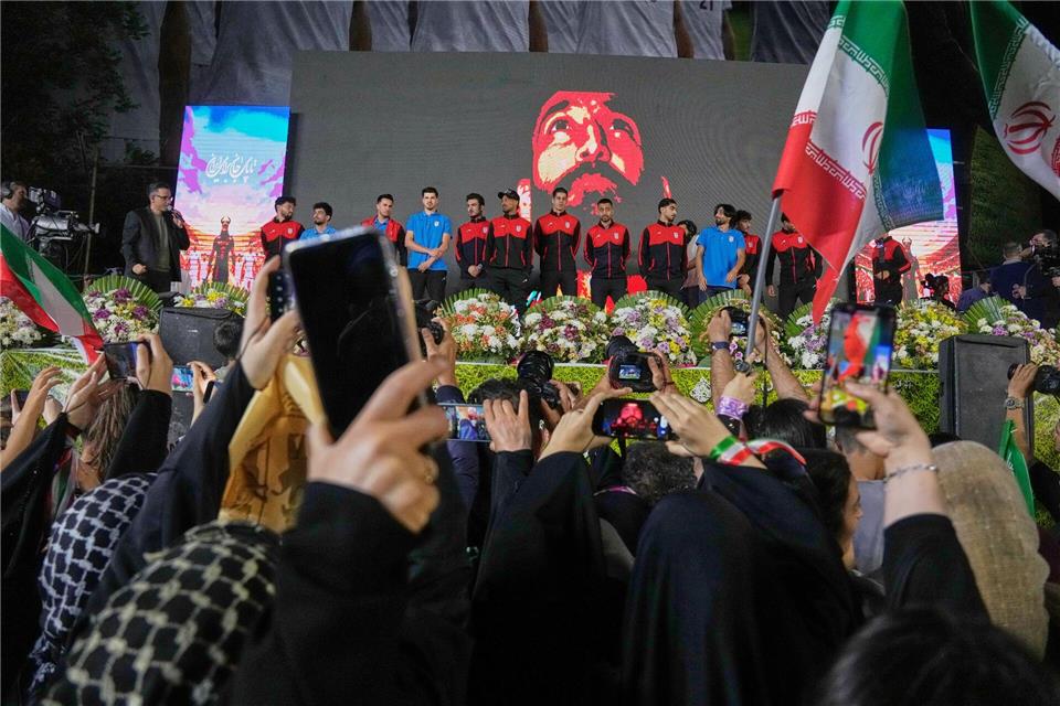 Irans Fußball-Nationalmannschaft wird vor der Abreise zum WM-Trainingslager verabschiedet.Vahid Salemi/AP/dpa
