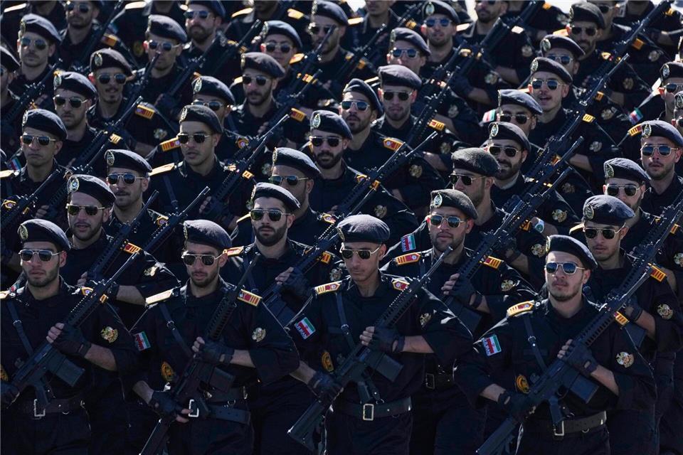 Irans Militärführung zeigt sich von Trumps Drohungen unbeeindruckt. (Archivbild) Vahid Salemi/AP/dpa