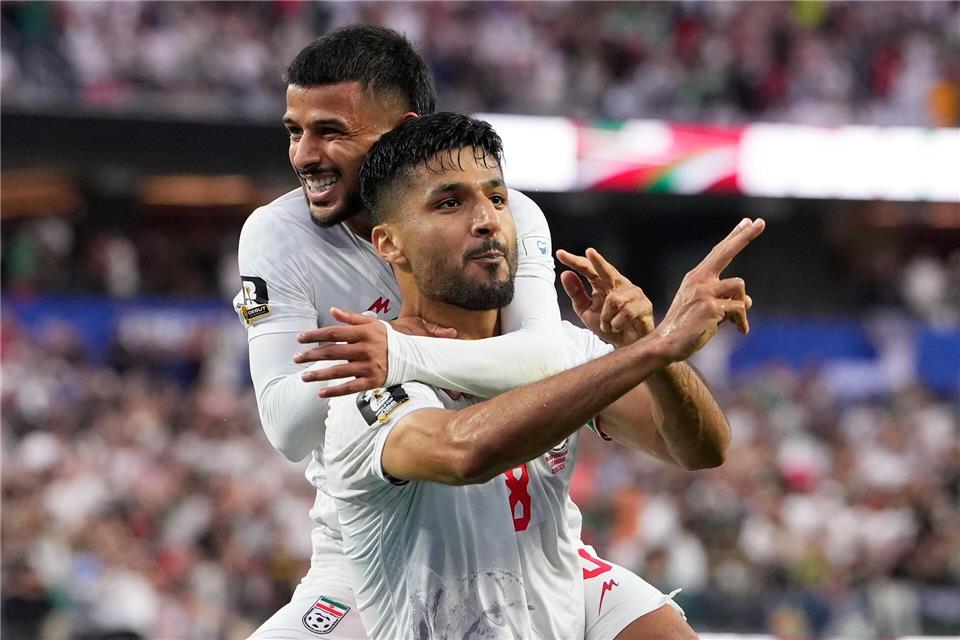 Irans Spieler feiern ein Tor gegen Neuseeland.Mark J. Terrill/AP/dpa