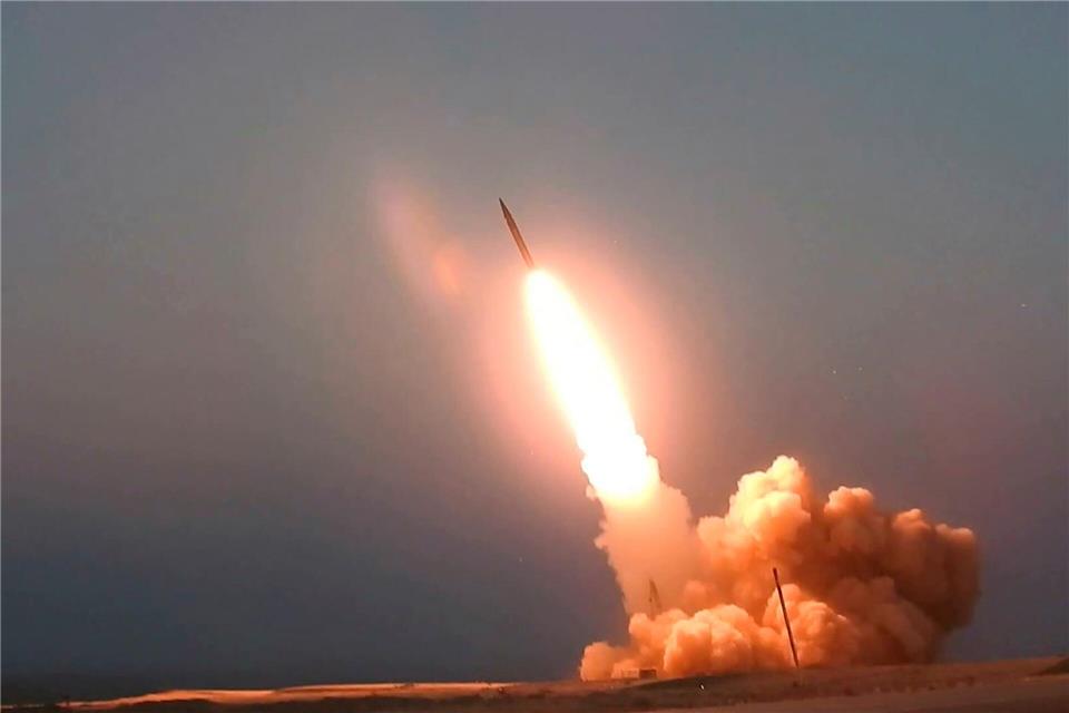 Irans Streitkräfte haben eigenen Angaben zufolge 700 Raketen auf Ziele in Israel und US-Stützpunkte gefeuert.Uncredited/Iranian Defense Ministry/AP/dpa