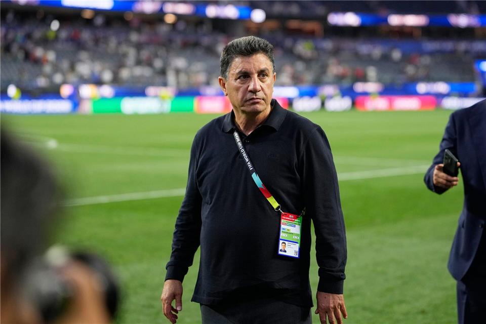 Irans Trainer Amir Ghalenoei hatte wenig Lust, über das Thema „Pride Match“ zu sprechen. (Archivbild)Mark J. Terrill/AP/dpa