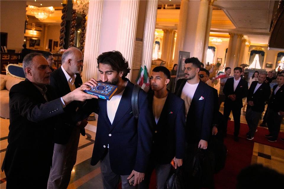 Irans WM-Team darf nur am Spieltag in die USA. Khalil Hamra/AP/dpa