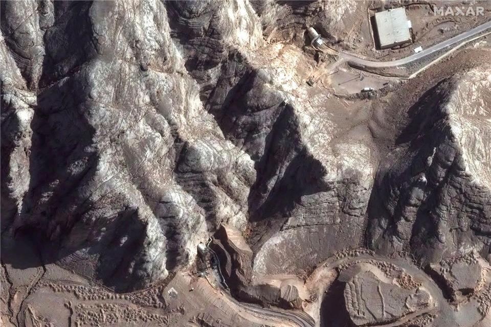 Irans hochangereichertes Uran soll sich sehr tief unter Irans Atomanlagen befinden. (Archivbild)Uncredited/Maxar Technologies/dpa