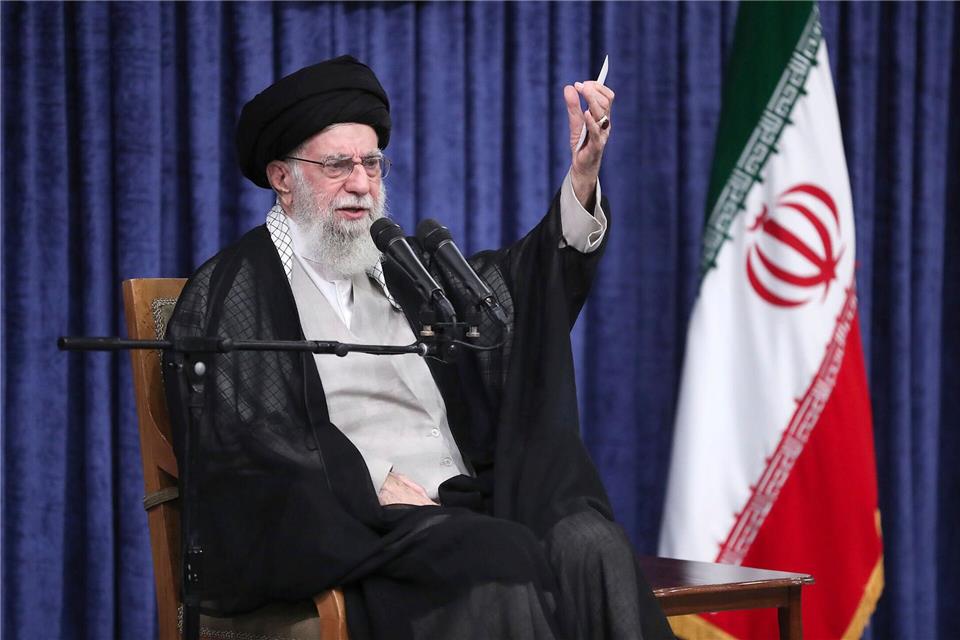 Irans oberster Führer Ali Chamenei bezeichnet die Probleme mit den USA unter Präsident Donald Trump als „unlösbar“. (Archivbild)Uncredited/Office of the Iranian Supreme Leader via AP/dpa