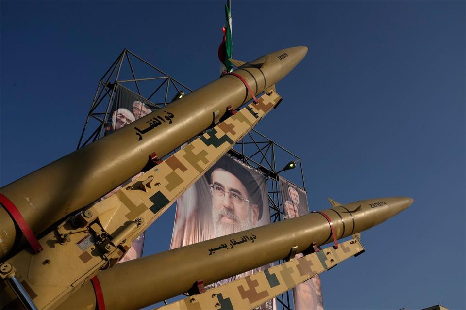 Irans oberster Führer, Modschtaba Chamenei, legt Vorgehen im Kriegsfall fest. (Archivbild) Vahid Salemi/AP/dpa