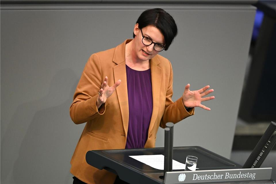 Irene Mihalic, parlamentarische Geschäftsführerin der Grünen-Bundestagsfraktion, sagt, das Strafrecht müsse sich anpassen, weil es durch neue KI-Tools inzwischen neue Möglichkeiten für bildbasierte sexualisierte Gewalt gebe. (Archivfoto)Elisa Schu/dpa