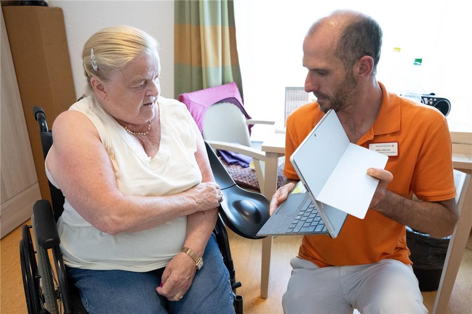 Irene Weise spricht mit Hausarzt Antonio Kantchew-Haustein per Videoanruf - der Mediziner macht seinen Hausbesuch digital. Sebastian Kahnert/dpa