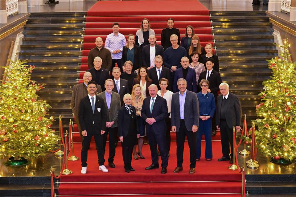Iris Spranger (SPD, erste Reihe l-r), Berliner Senatorin für Inneres und Sport, Kai Wegner (CDU), Regierender Bürgermeister von Berlin, und Kaweh Niroomand, Olympia-Beauftragter des Landes Berlin, wollen mit einem Kuratorium die Berliner Olympiabewerbung ankurbeln.Sebastian Christoph Gollnow/dpa
