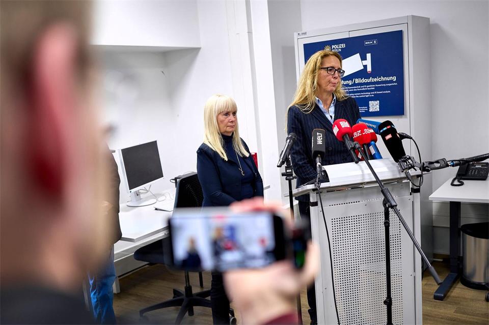 Iris Spranger (l, SPD), Senatorin für Inneres und Sport und Barbara Slowik Meisel, Polizeipräsidentin von Berlin.Michael Ukas/dpa