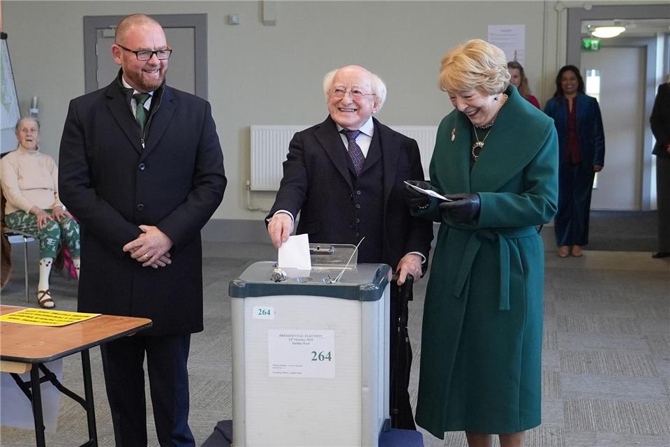 Bilder des Tages  Irland wählt in Dublin: Präsident Higgins stimmt zur Nachfolge abNiall Carson/PA Wire/dpa