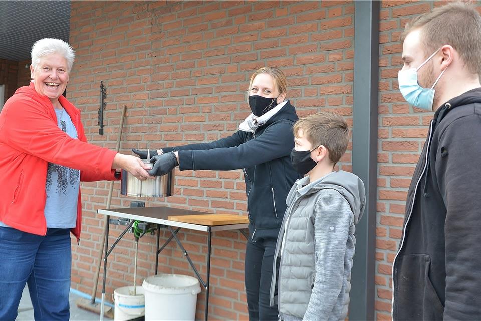 Irmgard Kormann (links) ließ sich die Suppe von Natalie Labod und Dominik Brömmel liefern.