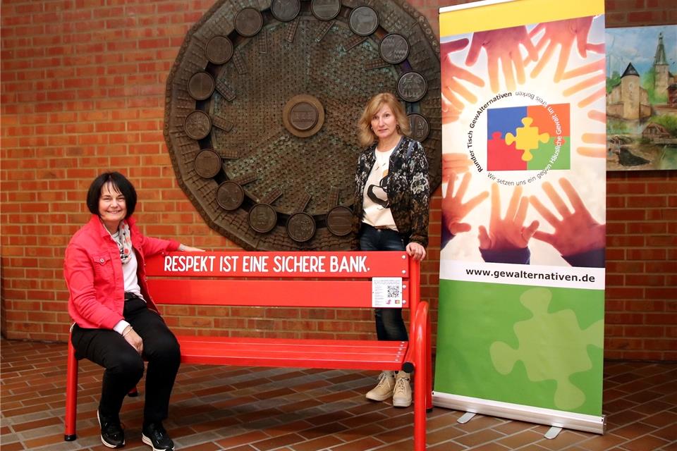Irmgard Paßerschroer, Gleichstellungsbeauftragte des Kreises Borken (links), und Jutta Grave-Möllmann aus dem Fachbereich Jugend und Familie wollen auf Hilfsangebote für von Gewalt betroffene Frauen aufmerksam machen.