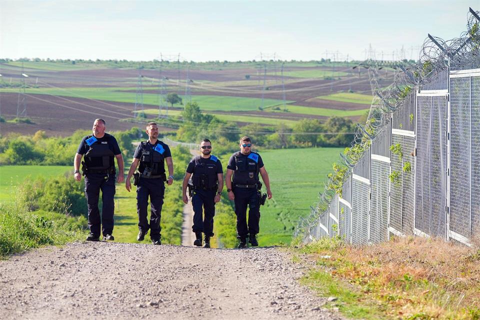 Irreguläre Grenzübertritte in die EU gehen zurück. (Archivbild)Soeren Stache/dpa