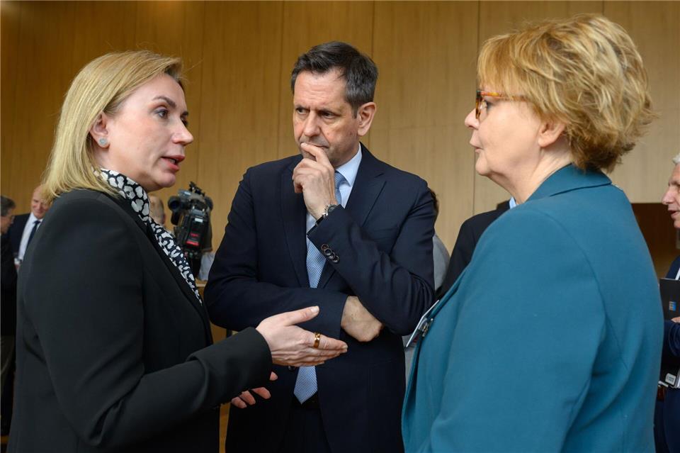 Iryna Tybinka (links), Generalkonsulin der Ukraine in Hamburg, im Gespräch mit Niedersachsens Ministerpräsident Olaf Lies und Innenministerin Daniela Behrens.Julian Stratenschulte/dpa