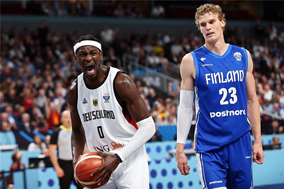 „Sind nicht fertig“: Schröder führt Deutschland ins Finale Isaac Bonga hatte wieder großen Anteil am deutschen Erfolg.Matthias Stickel/dpa