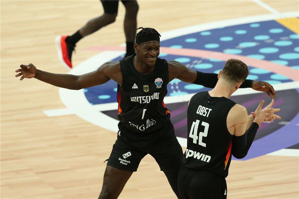 Isaac Bonga (l) ist ein wichtiger Spieler für das deutsche Team.Matthias Stickel/dpa