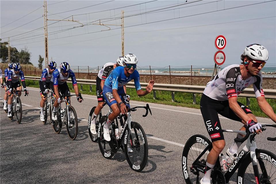Isaac del Toro (M) gewann erstmals Tirreno-Adriatico. Marco Alpozzi/LaPresse via ZUMA Press/dpa