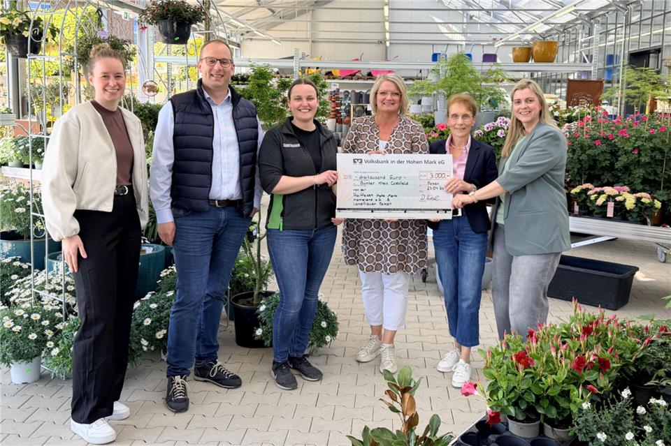 Isabel Piotrowski (Bereichsleitung Einzelhandel, von links), Dirk Breul (Geschäftsführer Raiffeisen Hohe Mark Hamaland), Judith Bronnert (Marktleitung Reken), Katrin Gangloff (Referentin für Öffentlichkeitsarbeit und Fundraising beim Bunten Kreis Münsterland), Monika Sühling und Bärbel Schemmer (beide Landfrauen Reken) haben sich zur Spendenübergabe getroffen.