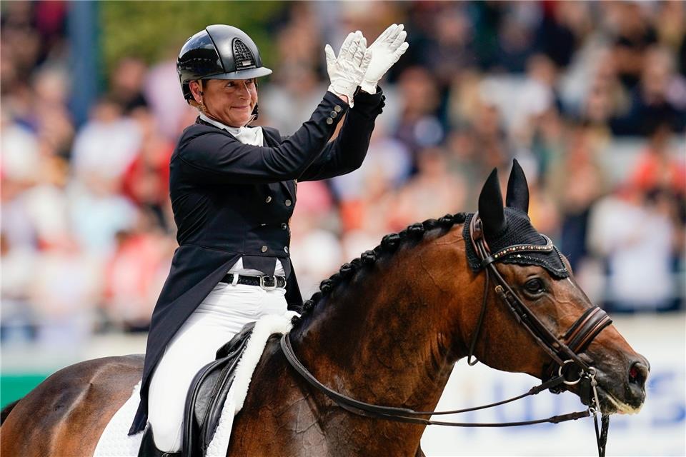 Isabell Werth aus Deutschland auf dem Pferd „DSP Quantaz“ applaudiert.