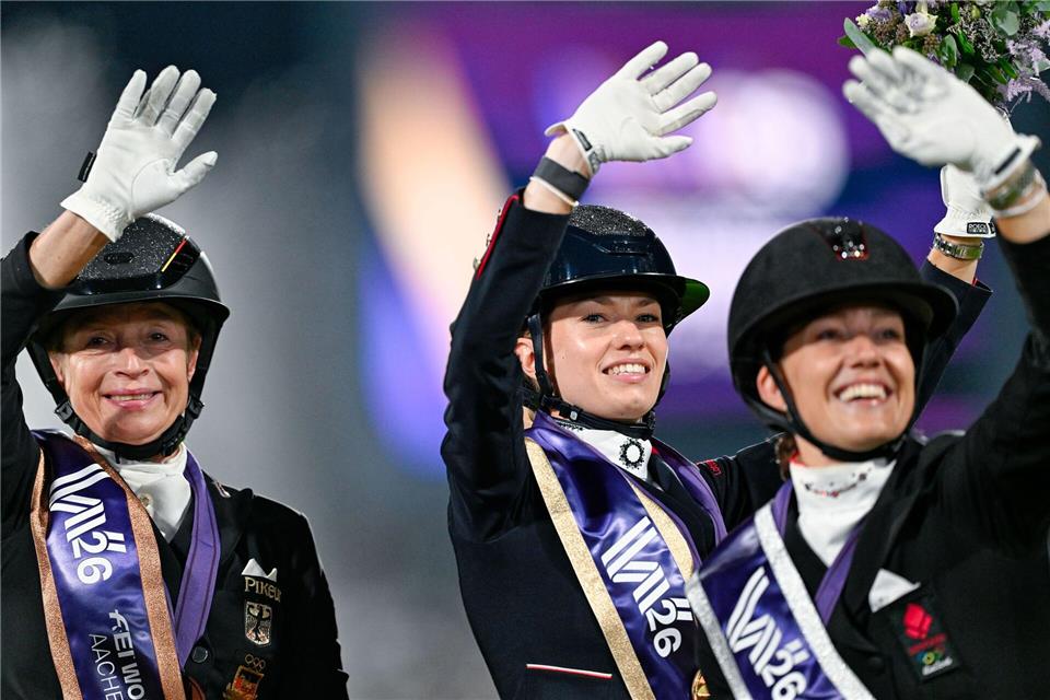Isabell Werth feiert Bronze.Uwe Anspach/dpa