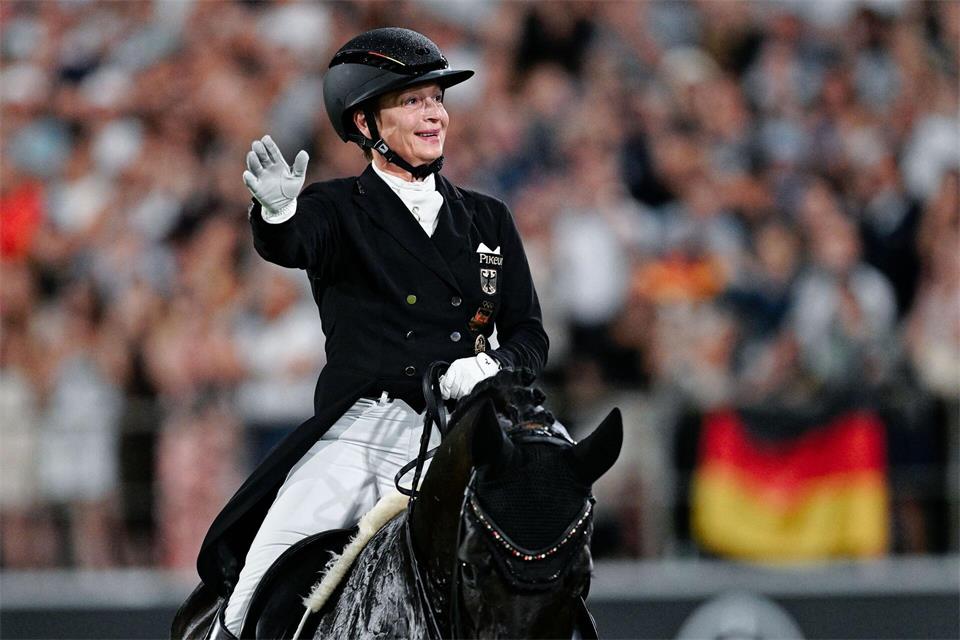 Isabell Werth gewann bei der WM zwei Medaillen und plant für Olympia. (Archivbild)Uwe Anspach/dpa