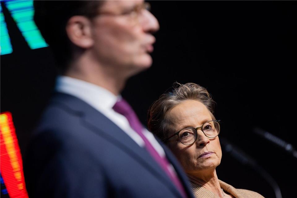 Isabell Werth zusammen mit Ministerpräsident Hendrik Wüst (CDU)Rolf Vennenbernd/dpa