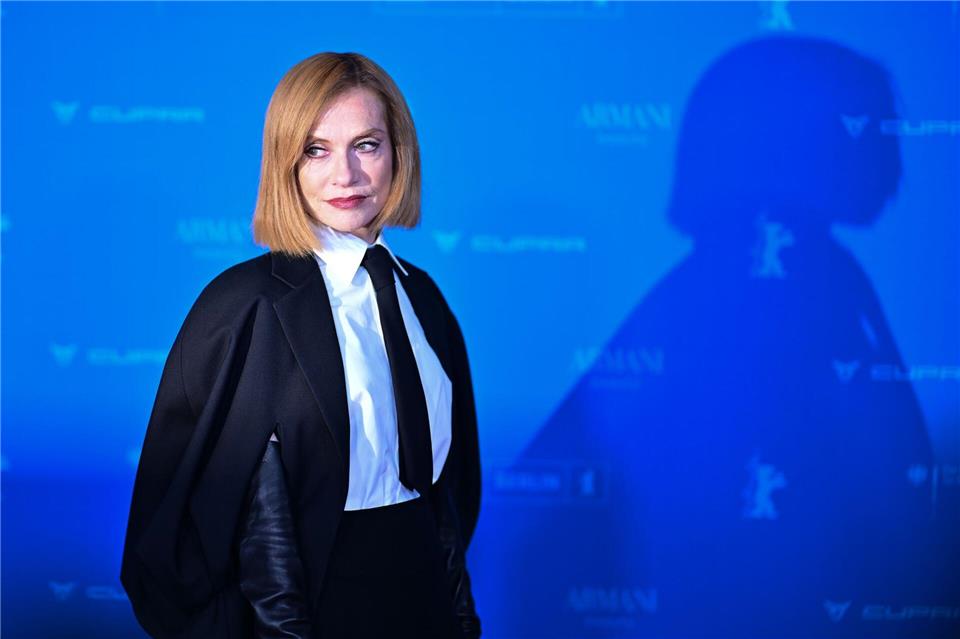 Isabelle Huppert steht während der Premiere des Films „Die Blutgräfin“ („The Blood Countess“) auf dem Roten Teppich bei der BerlinaleSebastian Christoph Gollnow/dpa