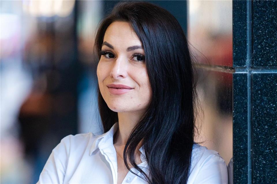 Isabelle Piwonka, Projektleiterin und Juristin der Meldestelle Saarland, steht unweit der Büroräume der saarländischen Meldestelle gegen Hass und Diskriminierung.Laszlo Pinter/dpa