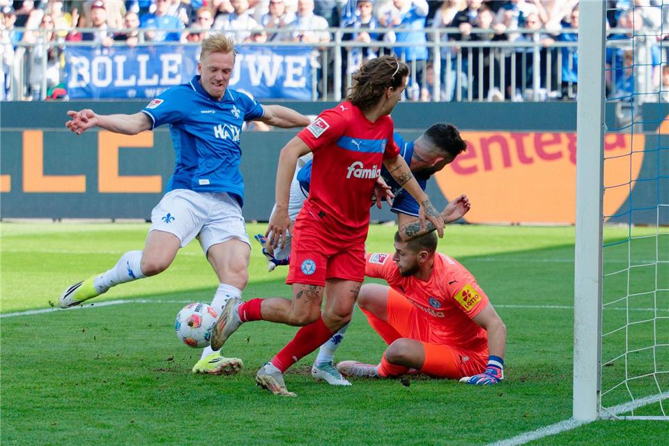 Isac Lidberg (l) scheitert an Kiels Torwart Timon Weiner.Uwe Anspach/dpa