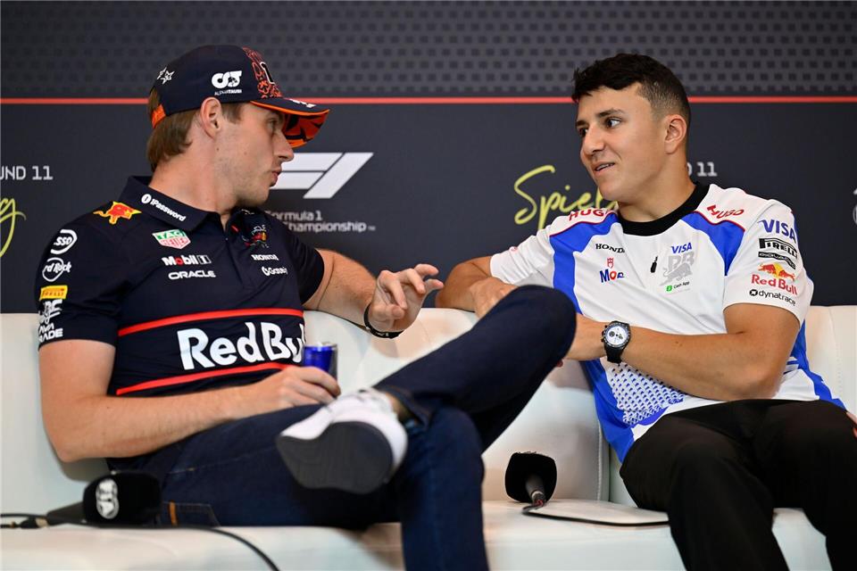 Isack Hadjar (r.) wird es als Nächster neben Max Verstappen bei Red Bull versuchen. (Archivbild)Denes Erdos/AP/dpa