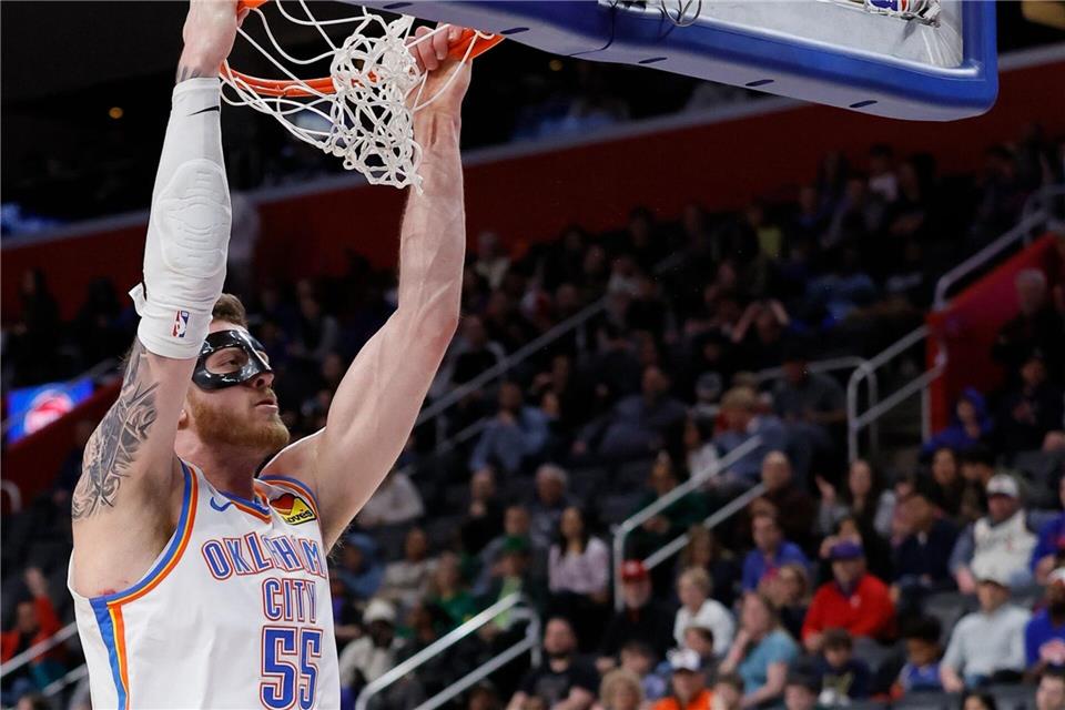 Isaiah Hartenstein (12 Punkte, 10 Rebounds) zeigte sich beim Erfolg der Thunder bei den Pistons wieder stark unterm Korb.Duane Burleson/AP/dpa