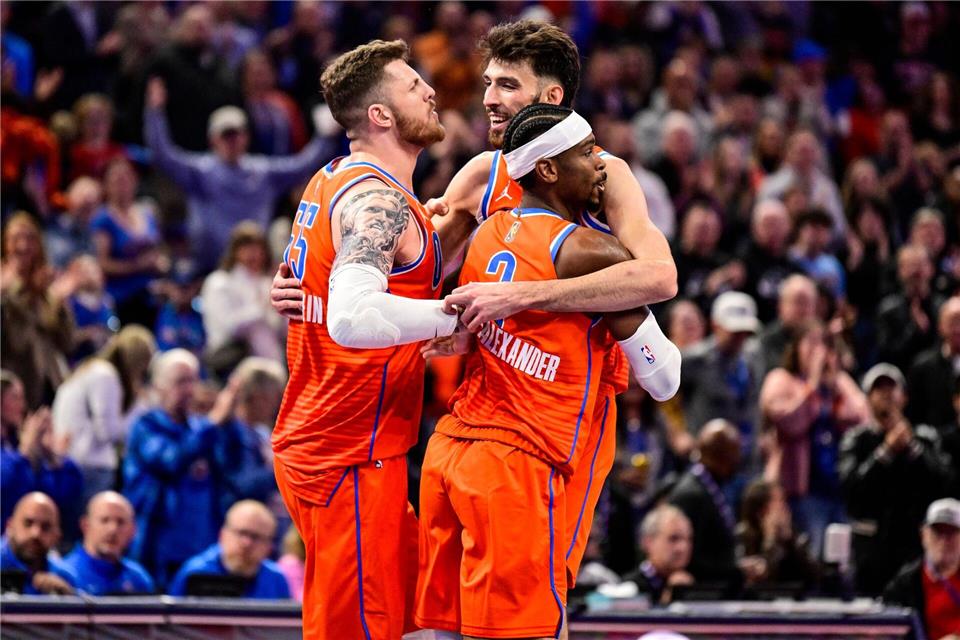 Isaiah Hartenstein (l.) feiert mit seinen Thunder-Kollegen den zehnten Sieg in Folge.Gerald Leong/AP/dpa